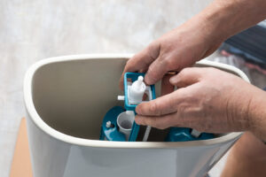 Cómo reparar una cisterna del baño paso a paso y solucionar las averías más comunes